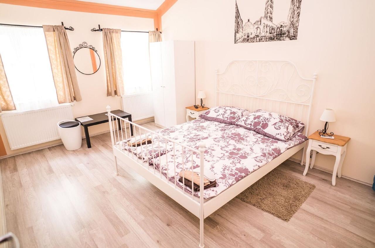 Boutique Hostel Kings N' Queens Zagreb Quarto foto